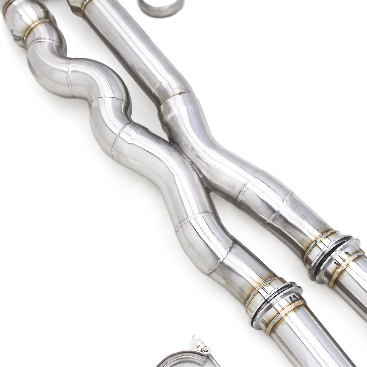 WSTN Performance BMW M3/M4 F80/F82/F83 S55 equal-length midpipe, close-up of the crossing pipes and V-band joints